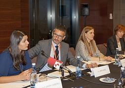 Dra. Alejandra Carbonell, del Hospital Universitario Ramón y Cajal (Madrid), Dr. Jordi Monés i Carilla, coordinador de Retinnova, Dra. Mª Isabel López Gálvez, del Hospital Clínico Universitario de Valladolid y Carmen Navarro de Novartis./
