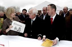 El alcalde de Sinlabajos (Ávila), el socialista Gregorio García Antonio (c), conversa con la secretaria de Estado de Servicios Sociales, Familias y Discapacidad, Amparo Valcarce (i) y el presidente de la Fundación Gerón, Antonio Jesús Aguilar (d), durante el acto de colocación de la primera piedra de la residencia de mayores que lleva su nombre hoy en la localidad abulense de Sinlabajos. Gregorio García Antonio , el regidor de más edad de España, 92 años, ha fallecido durante este acto tras sufrir un desvanecimiento en presencia del centenar de personas que acudieron al acto. EFE/