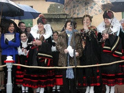 Amparo Baró recibiendo su premio en la festividad de Santa Águeda en Segovia. Foto y vídeo: El Norte./