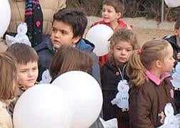 Los dos colegios públicos de Infantil y Primaria de Simancas han celebrado el día de la No-Violencia y la Paz. J. Hernando/