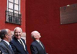 Las autoridades asistentes tras descubrir la placa en memoria de Hugh O'Donell / María Miguel/