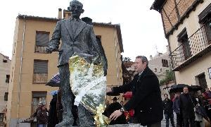 Colocación del ramo de flores en la estatua /Antonio Tanarro/