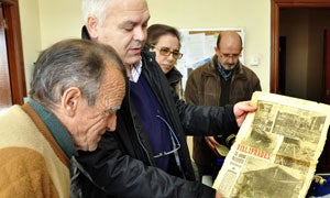 El alcalde, Alfonso Gordaliza, ojea un periódico de la época junto con José María Ramos, Gloria Pastor y José María Gómez, vecinos de Villafrades / Fran Jiménez/