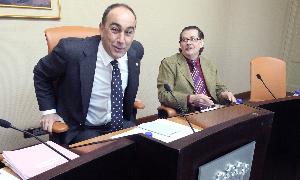 Miguel Ángel de Vicente y José Antonio Sanz, del PP, se sientan antes del pleno de hoy. / Antonio de Torre/