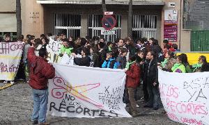 Concentración de alumnos y profesores del instituto Ezequiel González contr los recortes educativos. / Antonio de Torre/
