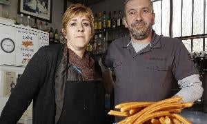 Lucía Beltrán y José Antonio Alonso, en la churrería Puente Mayor. / G. Villamil/