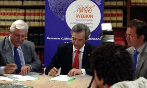 Francisco Jorge (derecha) en la firma entre Remufor y Aveibom. / El Norte/
