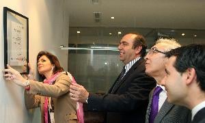 Silvia Clemente coloca la placa que demuestra que es la primera sala de catas de España certificada, en presencia de Javier Barbero, Antonio Rodríguez y Ángel Moretón. / Rubén Cacho-Ical/