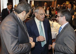 Rodolfo Martín Villa, en el centro, junto al director de El Norte de Castilla, Carlos Aganzo, y el subdirector, Ignacio Foces / G. Villamil/