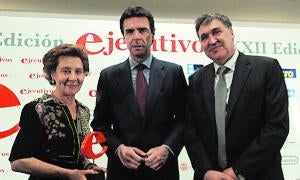 María Teresa Rodríguez y Juan Manuel Martínez Gabaldón, con el ministro Soria. / EL NORTE/