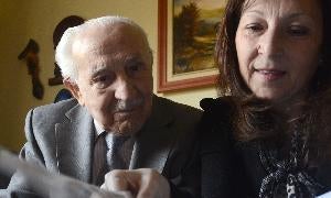 Pedro Peña y su hija Maribel observan viejas fotografías. / IÑAKI BILBAO/