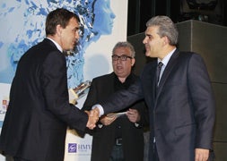 El director general de El Norte de Castilla, Ignacio Pérez, y el humorista Leo Harlem, entregan el premio a la mejor trayectoria profesional a Antonio Ferreras. / G. Villamil/