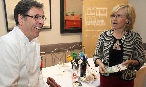 Julián Duque y Nélida Cano, durante la presentación de la degustación solidaria. / Antonio de Torre/