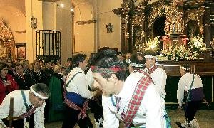 Baile ante el 'Lignum Crucis'. / A. Quintero/