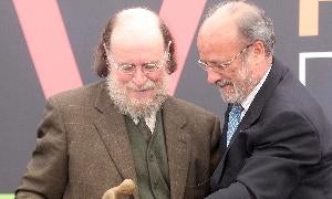 Joaquín Díaz y el alcalde, Javier León de la Riva. / Henar Sastre/