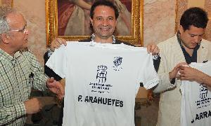 Arahuetes y Javier Arranz muestran la camiseta que recibieron del Unami. / Antonio de Torre/