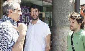 Martínez Bermejo, subdelegado del Gobierno en Valladolid, junto a miembros del 15-M. FotoG. Villamil/