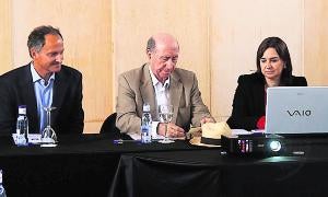 'Peridis' (centro), acompañado ayer de los promotores del proyecto, en la presentación en Aguilar. / El Norte/