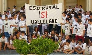 Concentración en favor de que siga la ESO rural en Vallelado. / C. Catalina/