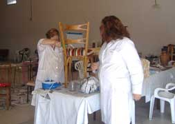 Ismur potencia la restauración de muebles y el bordado tradicional como medio de vida