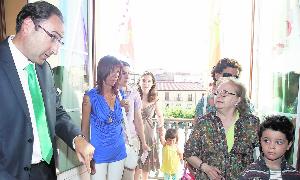 El alcalde bromea con uno de los jóvenes afortunados que disfrutará del pregón desde uno de los balcones del Ayuntamiento. / J. Ruiz/