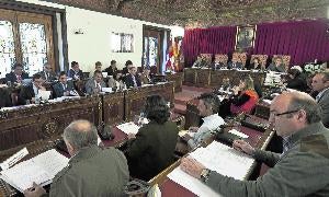 Miembros de la Corporación Provincial, en una sesión plenaria. /Miguel Ángel Santos/