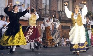 Actuación del grupo de danzas de La Seca./ F. J./