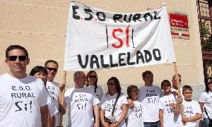 Padres y alumnos frente a la Dirección Provincial de Educación. / ANTONIO TANARRO/
