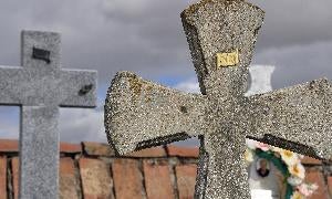 Detalle de uno de los crucifijos arrancados. / Fran Jiménez/