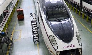 Varios trenes Avant, de la línea Madrid y Valladolid, en los talleres de mantenimiento de Fuencarral. / Iñaki Bilbao/
