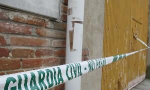 La nave industrial de Matapozuelos sigue precintada por la Guardia Civil. G. VILLAMIL/