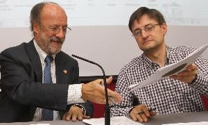 León de la Riva y Francisco Javier Mena Martín firman el acuerdo. / F. F./
