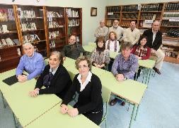 Profesores, directivos y antiguos alumnos del colegio, en la biblioteca. / F. Blanco/