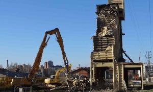 Las máquinas trabajan en la demolición del antiguo silo de piensos situado entre la estación de Ariza y Arco de Ladrillo. / H. Sastre/