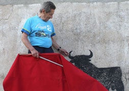 El torero Andrés Vázquez, en Villalpando, su localidad natal. / Henar Sastre/