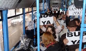 Protesta de los vecinos de Los Santos-Pilarica el pasado mes de noviembre para exigir autobuses para el barrio. / J. SANZ/