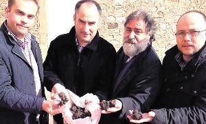 El alcalde de Abejar, Antonio Romero; el presidente de la Asociación de Truficultores de Soria, Carlos Fresneda; el periodista Javier Pérez Andrés; y Pedro Gracia, Asociación Forestal de Soria. :: I. G. V./