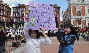 Concierto protesta en la Plaza Mayor en defensa de la Escuela de Música Mariano de las Heras. / A. QUINTERO/
