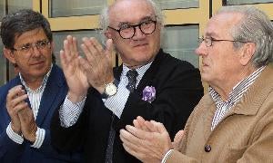 José Llorente (derecha) recibe el aplauso de los ediles Jesús Postigo (PP) y Javier Giranldez (PSOE) en un acto celebrado en mayo de 2012. / Antonio de Torre/
