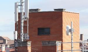Antena de telefonía en la plaza Ribera de Castilla, en La Rondilla. / FERNANDO BLANCO/