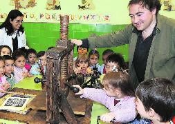 Javier Esteban muestra a los escolares del colegio San Fernando los secretos de la impresión de libros y grabados. :: henar sastre/