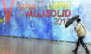 Un transeúnte camina al lado del auditorio de la Feria./ RAMÓN GÓMEZ/