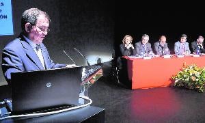 Lorenzo Campo (Arva) se dirige a las autoridades –Rosa Hernández, Artemio Domínguez, Francisco Javier León de la Riva, Eduardo Cabanillas y Julián Rodríguez (Arva)– y al auditorio del Teatro Zorrilla. / Fran Jiménez/