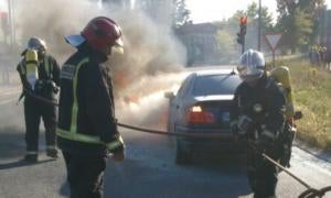 Los bomberos sofocan el fuego en el turismo siniestrado en el cruce de la avenida de Soria con la ronda/