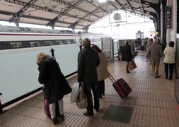 Pasajeros en la estación Campo Grande de Valladolid./ H. Sastre/