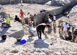 Alumnos extranjeros durante las excavaciones de 2011 en el yacimiento vacceo de Pintia. / Fran Jiménez/