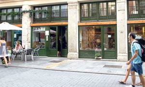 Platerías, una de las calles donde se han abierto pequeños negocios acogidos a la nueva normativa. / Andrea Bruiz./