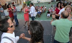 Varias parejas bailan tangos en el inicio de las fiestas. / A. Tanarro/