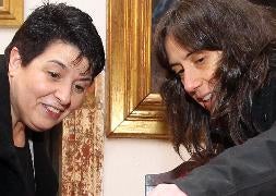 Ana Zamora (derecha) conversa con la concejala de Cultura, Clara Luquero, en la persentación hace unos meses de 'El Cristo de los Gascones'. / A. de Torre/