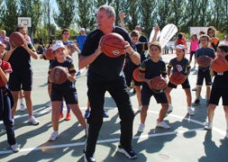 Brabender dando clases a los alumnos en el patio del centro educativo/Javier Hernando/
